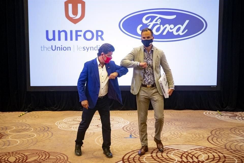 Jerry Dias (Izq.), presidente de Unifor, y Ryan Kantautas, vicepresidente de Recursos Humanos de Ford Canadá.