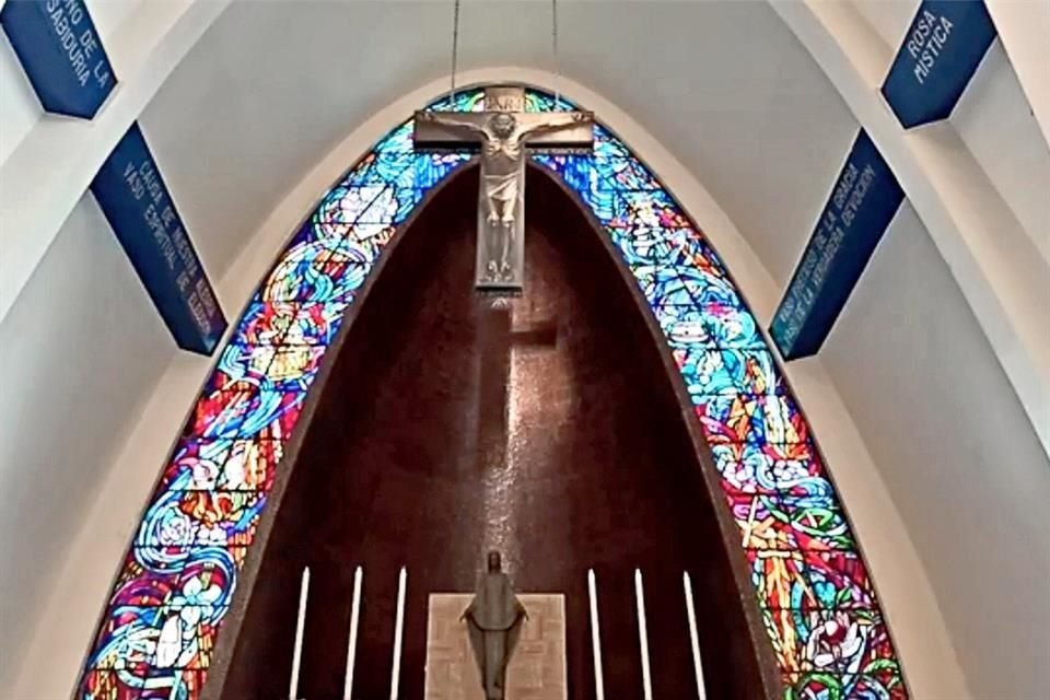 La luz solar del equinoccio reflejó la sombra del Cristo en el ábside del templo.