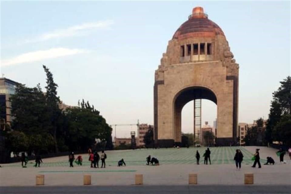 Las activistas en el Monumento a la Revolución.