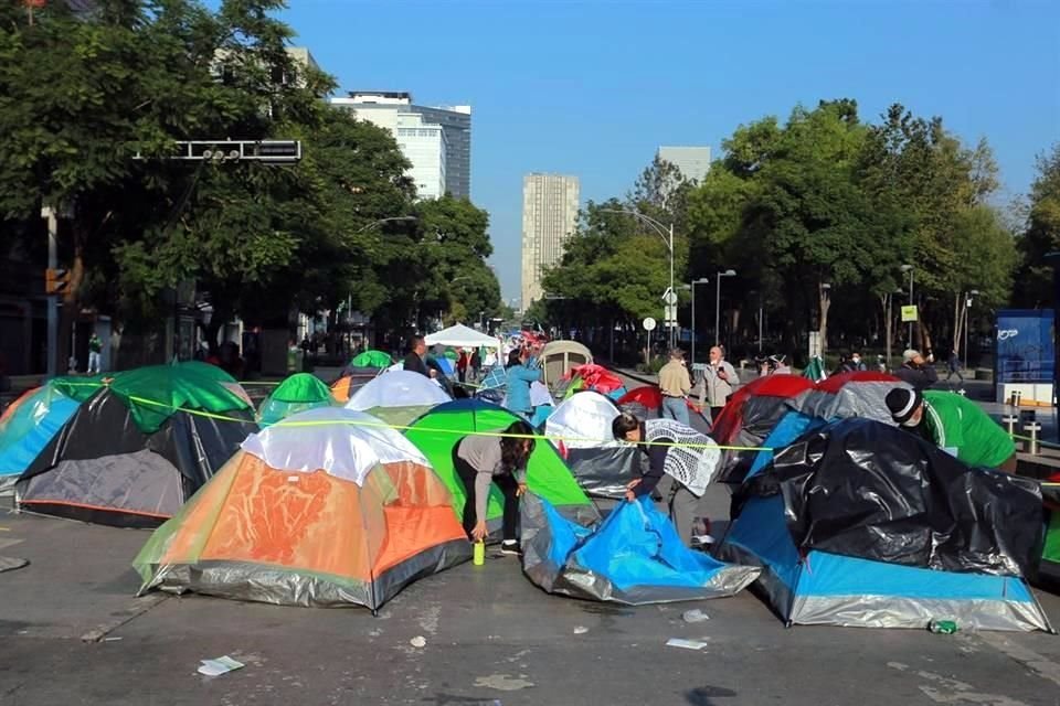 Luego de informar que se permitirá el paso a manifestantes al Zócalo, Sheinbaum llamó a dirigentes a permanecer en el campamento.