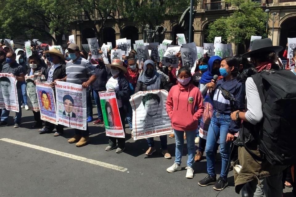 Los inconformes afuera de la sede del máximo tribunal del País.