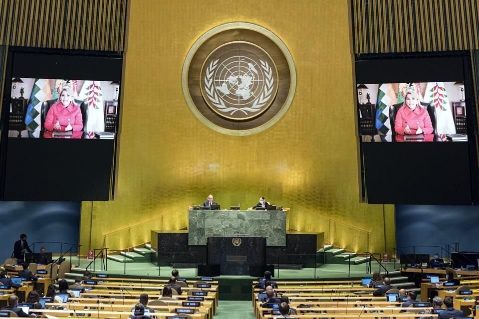 La Presidenta interina de Bolivia, Jeanine Áñez, aparece en las pantallas de la Asamblea General de Naciones Unidas.