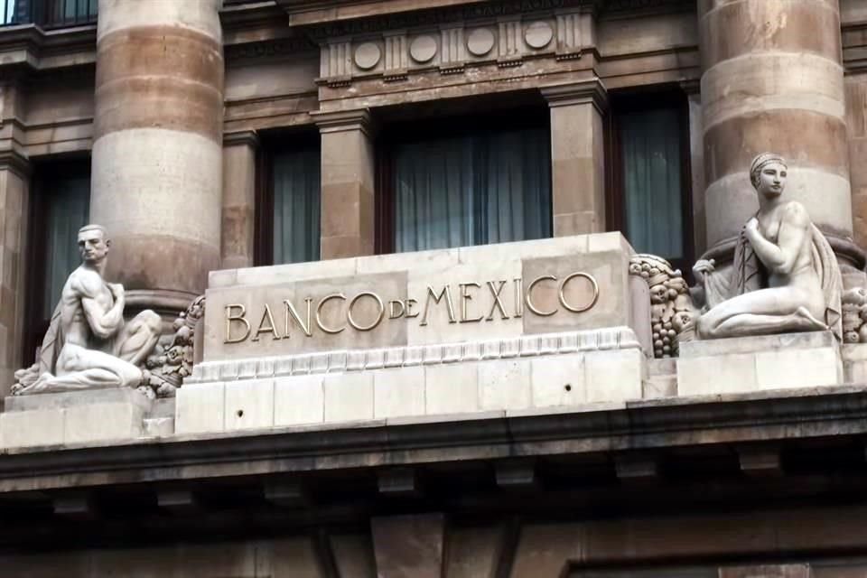 La propuesta pretende que Banxico absorba los dólares que las instituciones financieras mexicanas no pueden repatriar a EU para supuestamente mejorar el costo de mandar remesas al País. 