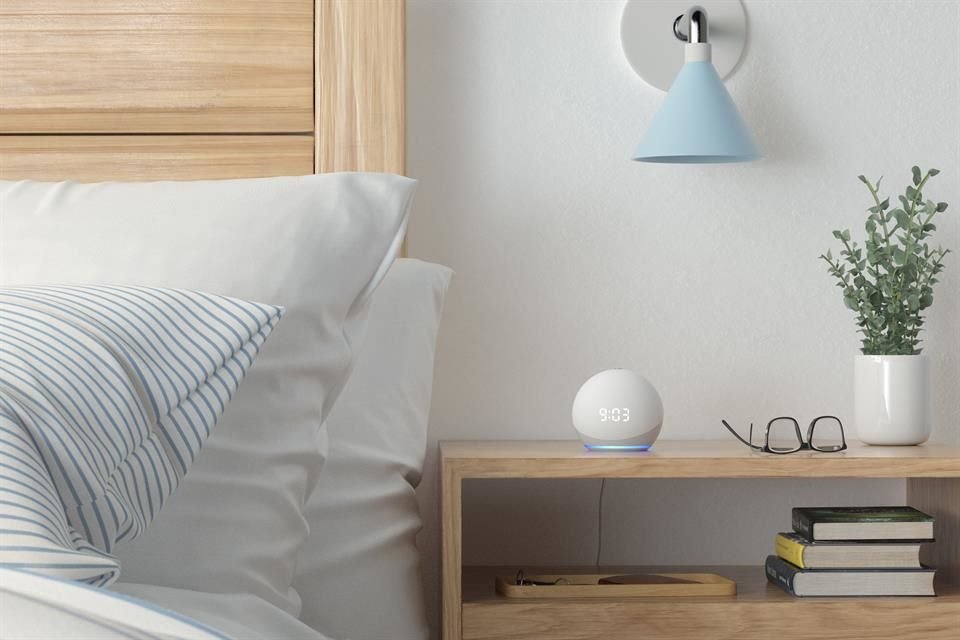 Echo Dot con reloj incorpora un display LED para que los usuarios puedan ver la hora, temperatura, las alarmas y los temporizadores programados.