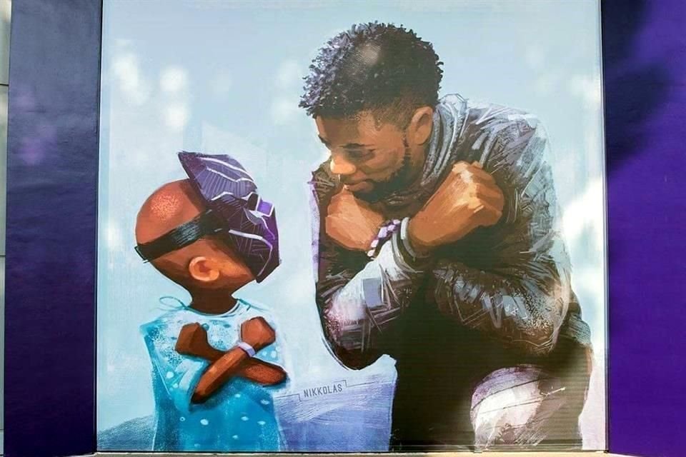 El actor Chadwick Boseman, quien falleció a consecuencia de cáncer, fue inmortalizado en un mural en Disneyland, en California. La obra fue hecha por el artista Nikkolas Smith