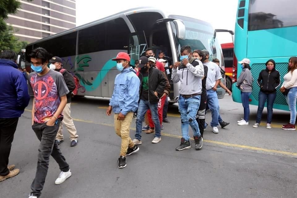 Padres de los normalistas y estudiantes arribaron a la FGR en al menos 10 camiones.