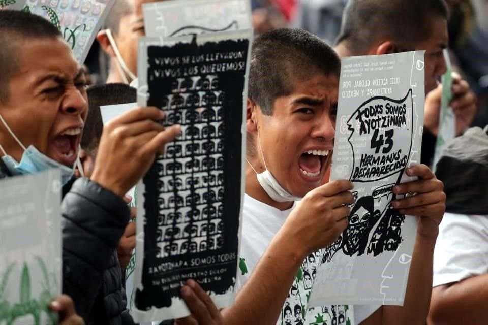 Padres fueron acompañados en la protesta por estudiantes normalistas.