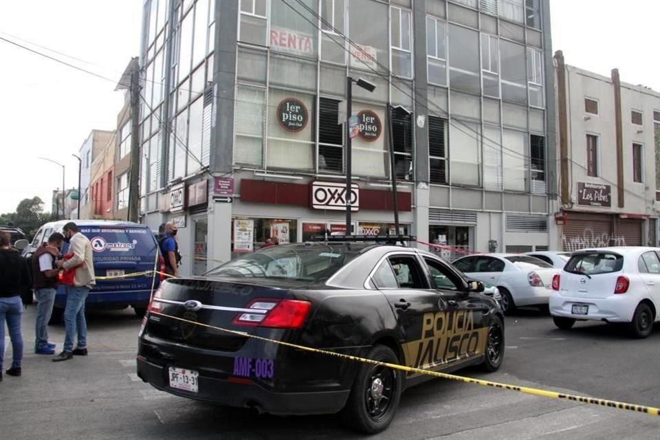 Aparentemente el aprendiz de la tienda se acercó al guardia y le sacó de la funda su arma corta.