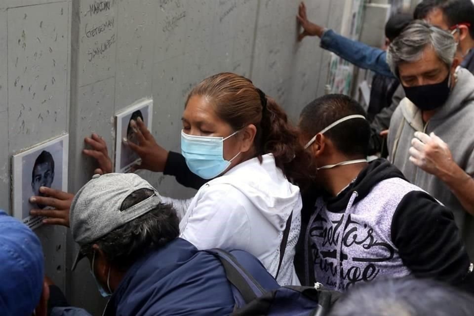 El muro fue colocado en la Glorieta de los Insurgentes, frente a la FGR.