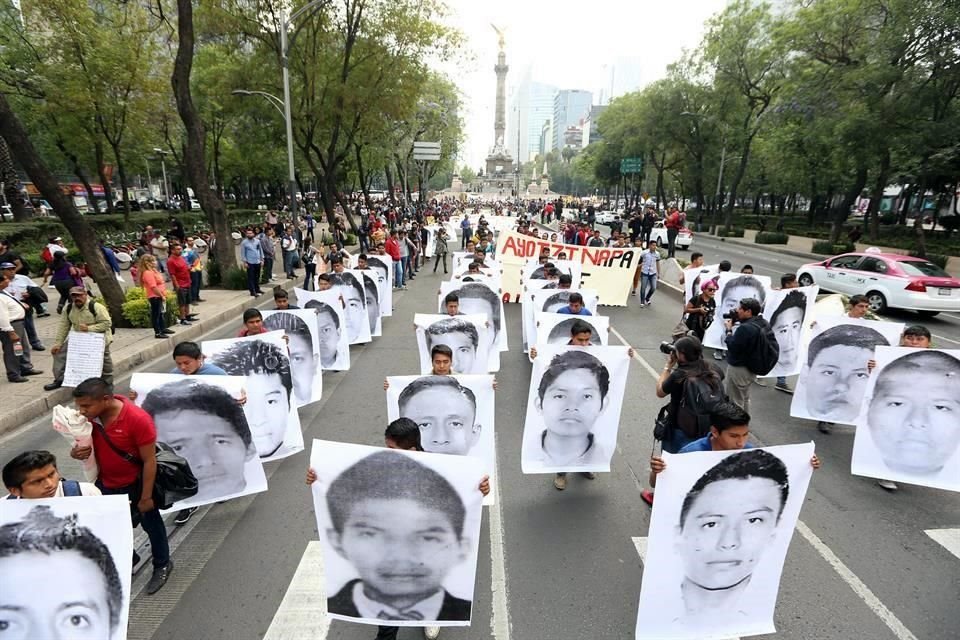 Según el expediente, los 43 normalistas de Ayotzinapa fueron detenidos junto con una treintena de personas más.