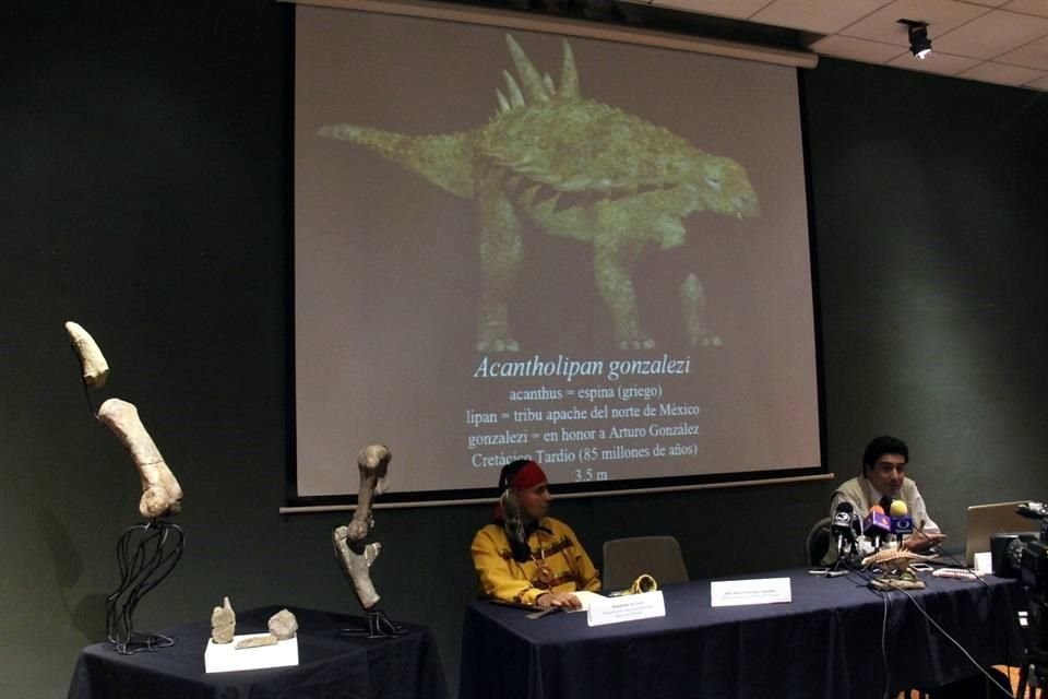 Un representante de la etnia Lipán Apache (der.) presentó el hallazgo junto al Jefe de Paleontología del museo.