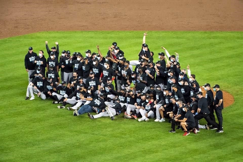 Los Marlines se olvidaron de la sana distancia y celebraron el pase con una foto oficial.