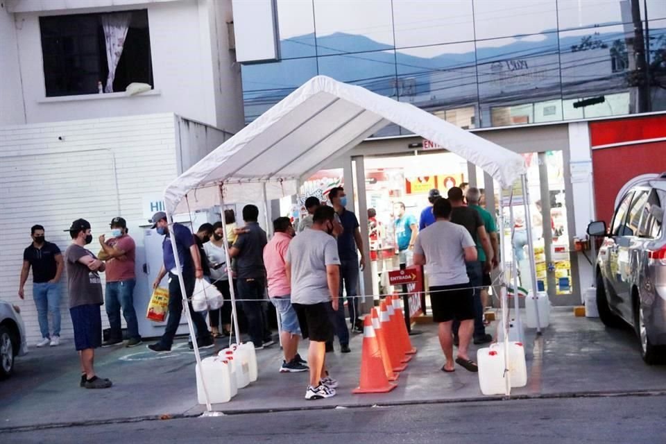 Muchos abarrotaron las carnicerías y los depósitos para prepararse a ver el partido.