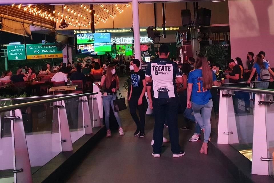 Aunque no fue permitido público en el Estadio, los aficionados de Tigres y Rayados acudieron a ver el partido en los restaurantes, que operaron al 50 por ciento de su aforo.