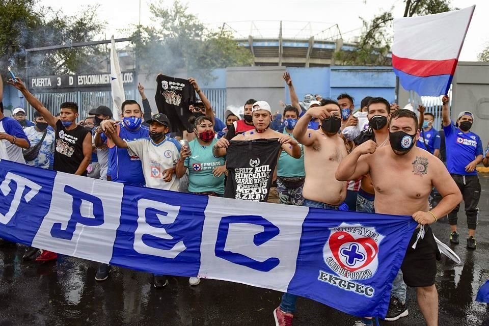 Muchos aficionados no portaron cubrebocas durante el recibimiento.