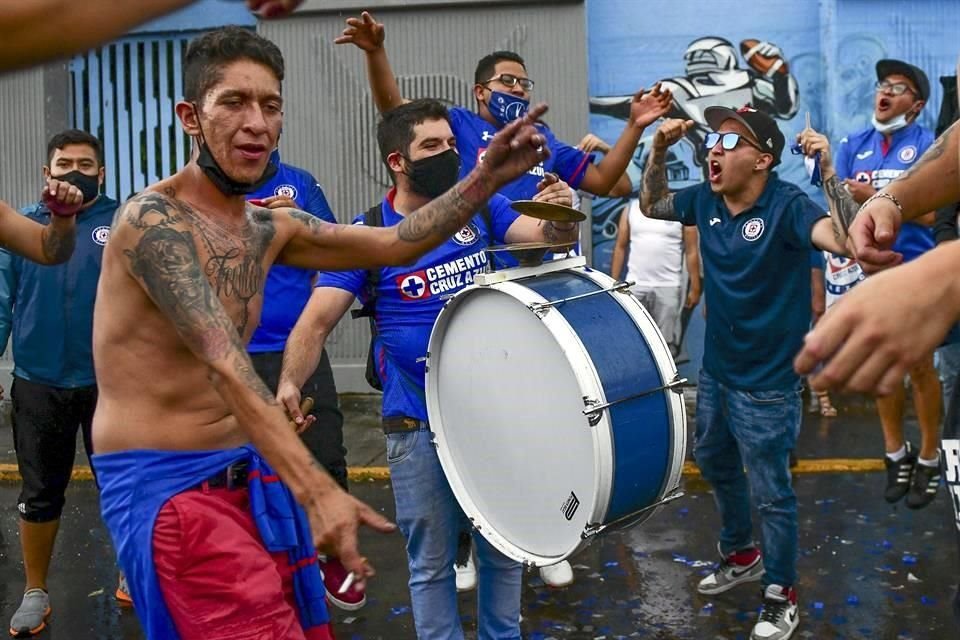 A pesar de la pandemia, los barristas se reunieron afuera del Azteca.