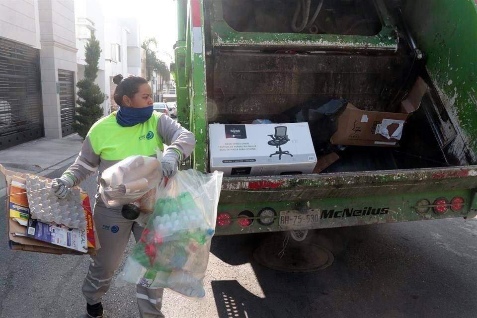 Una empleada de la empresa Red Ambiental recoge el material para reciclar.
