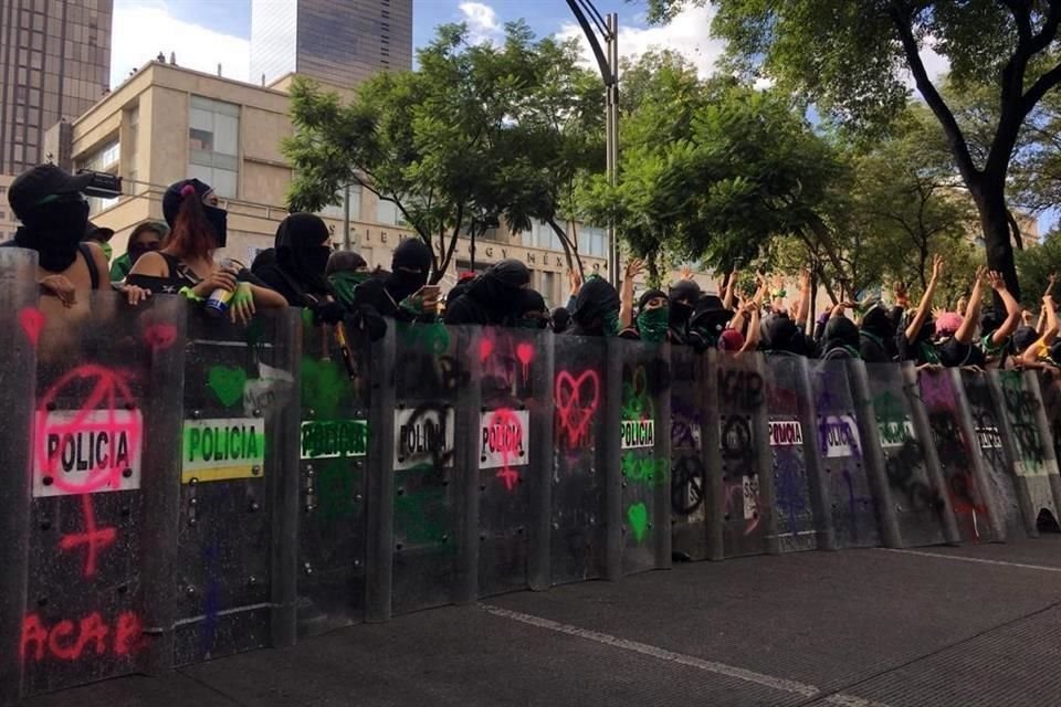 El contingente salió antes de las 16:00 horas del Monumento a la Revolución y avanzó hacia Avenida Juárez, donde fue cercado a la altura de Balderas. 