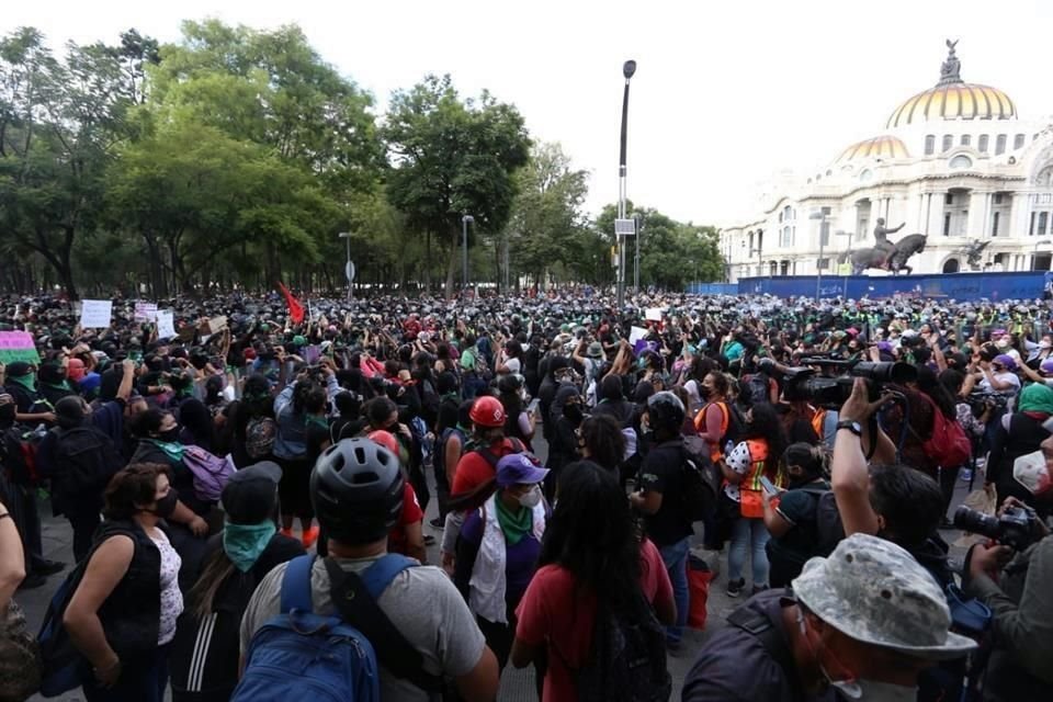 Las manifestantes avanzan sobre Av. Juárez a la altura del Palacio de Bellas Artes.