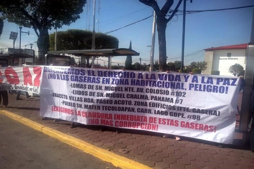 Pese a que los cuatro establecimientos habían sido suspendidos por carecer de autorizaciones, uno de los negocios reabrió, relataron los manifestantes.