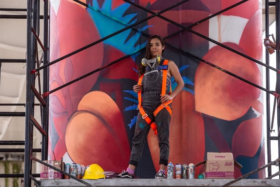 Eva Bracamontes pincela 'Hogar', inspirada en una niña rodeada de manos, como en una evocación al cuidado familiar en medio de la cuarentena.