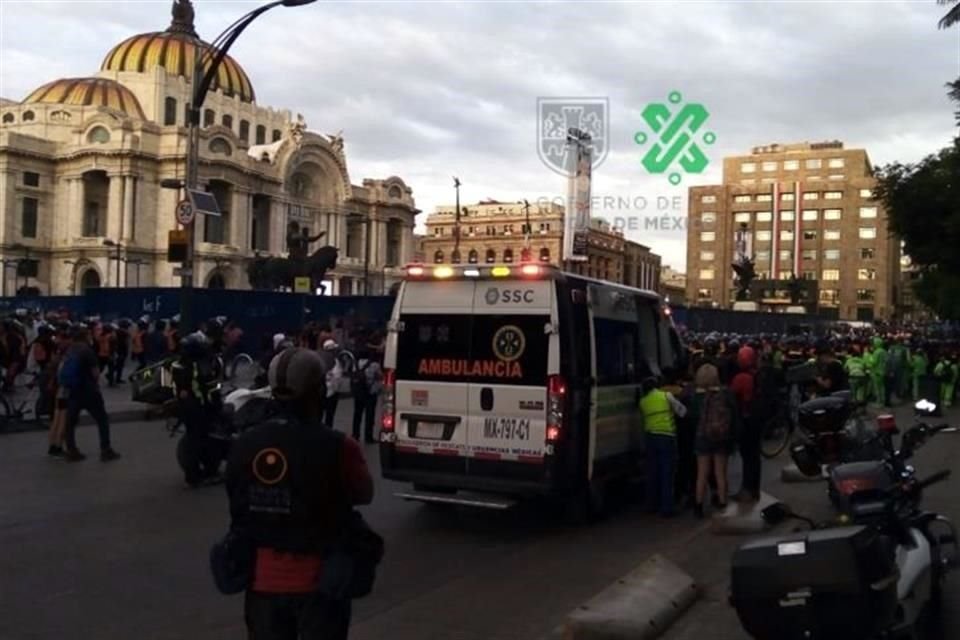 Frente a Bellas Artes, la Policía capitalina puso un cerco con el que les impidieron el paso.