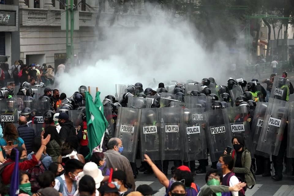 Tras las manifestaciones en que se enfrentaron mujeres manifestantes y policías, Sheinbaum dijo que ella es feminista y reprueba violencia.