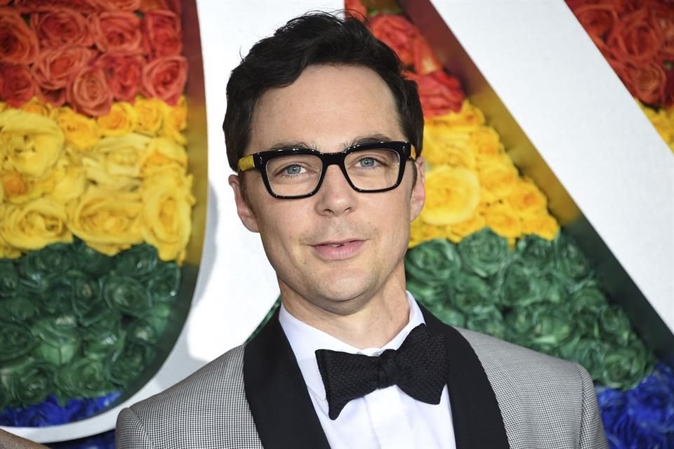 Jim Parsons y su esposo tuvieron coronavirus en marzo, y comentó que su personaje en 'The Big Bang Theory' seguramente habría estado preparado para la pandemia.
