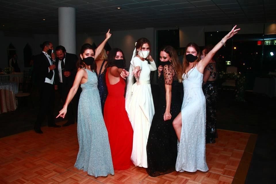 Anilú Postigo, Natalia Schiaffino,  Sofía Frech Schiaffino, Lucía Schiaffino y Amanda Meléndez Schiaffino