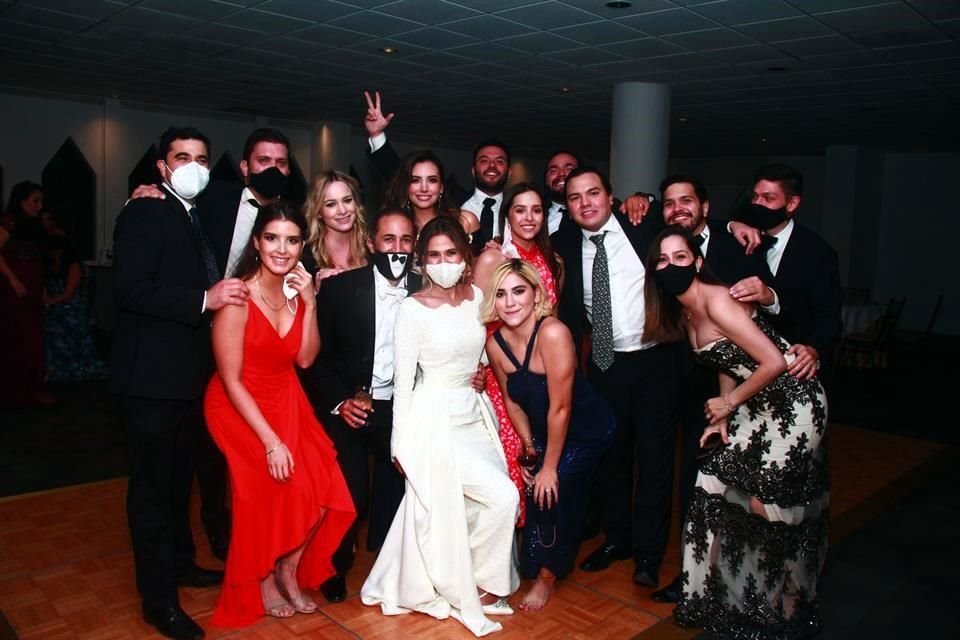 Sofía Frech Schiaffino y Diego González Medina con un grupo de amigos