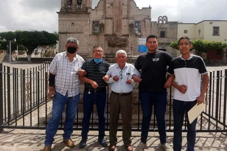 Un grupo de ciudadanos liderado por Vicente García (en medio) propone que Cajititlán sea Municipio.