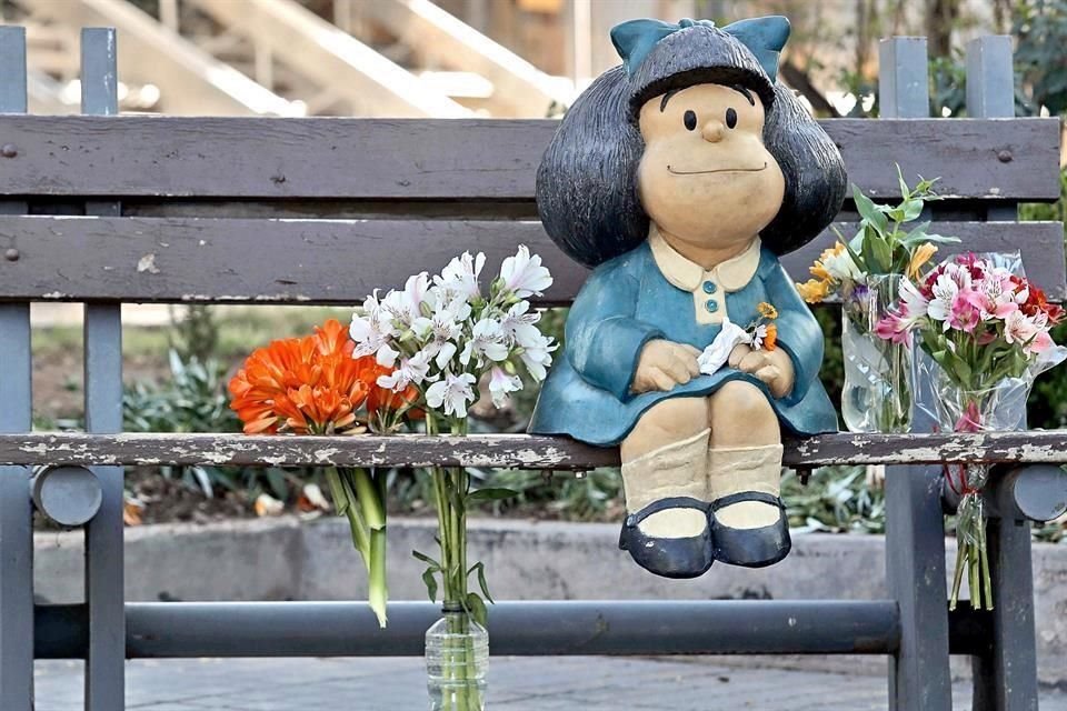 En Mendoza, ciudad natal de Quino, la escultura de Mafalda recibió flores de personas en memoria del dibujante.