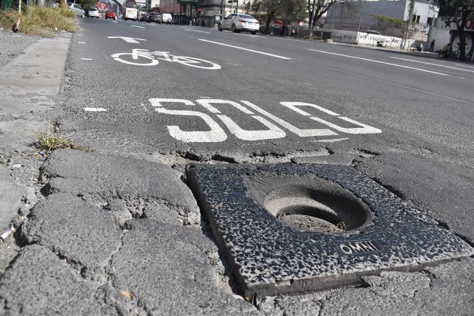 En el carril de la izquierda de la Avenida Cuauhtémoc hay riesgos para los ciclistas, como una rejilla en el cruce con Matamoros y un registro entre Isaac Garza y Treviño.