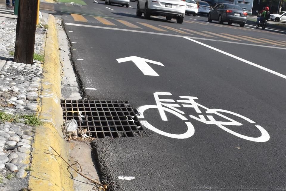 En el carril de la izquierda de la Avenida Cuauhtémoc hay riesgos para los ciclistas, como una rejilla en el cruce con Matamoros y un registro entre Isaac Garza y Treviño.