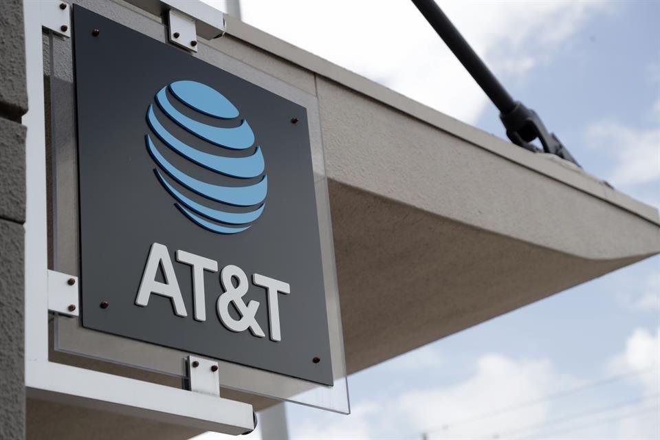 AT&T indicó que los obstáculos para el despliegue 5G están los elevados costos de espectro.