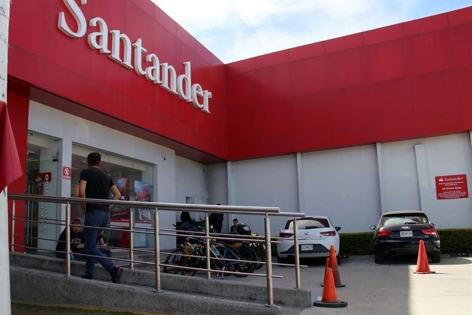 Santander fue multado por la Cofece con 0.6 millones de pesos.