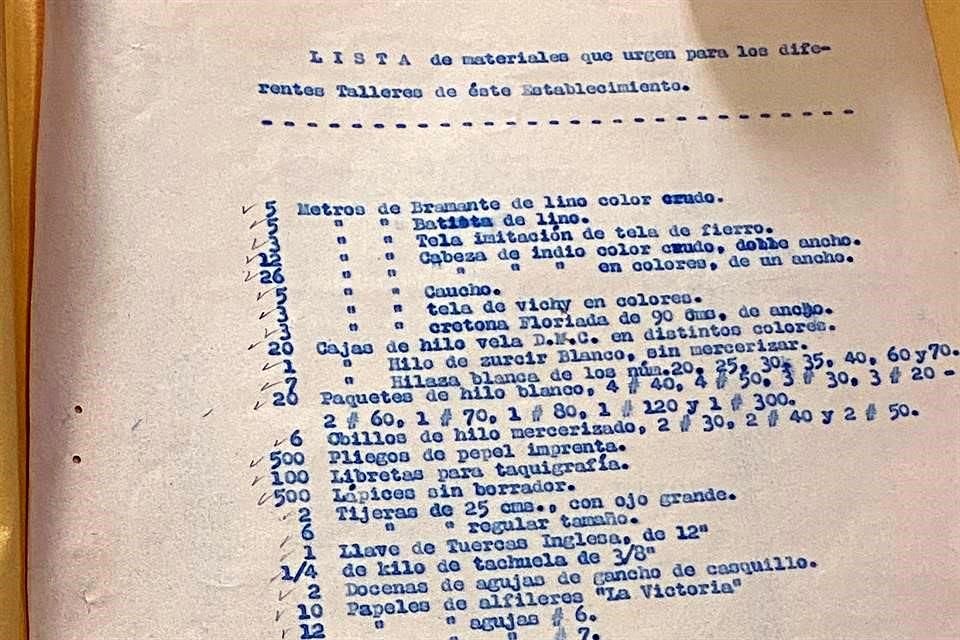 Documento histórico encontrado en el archivo de documentos del Museo Cabañas, muestra una lista de productos necesarios para talleres y cursos.