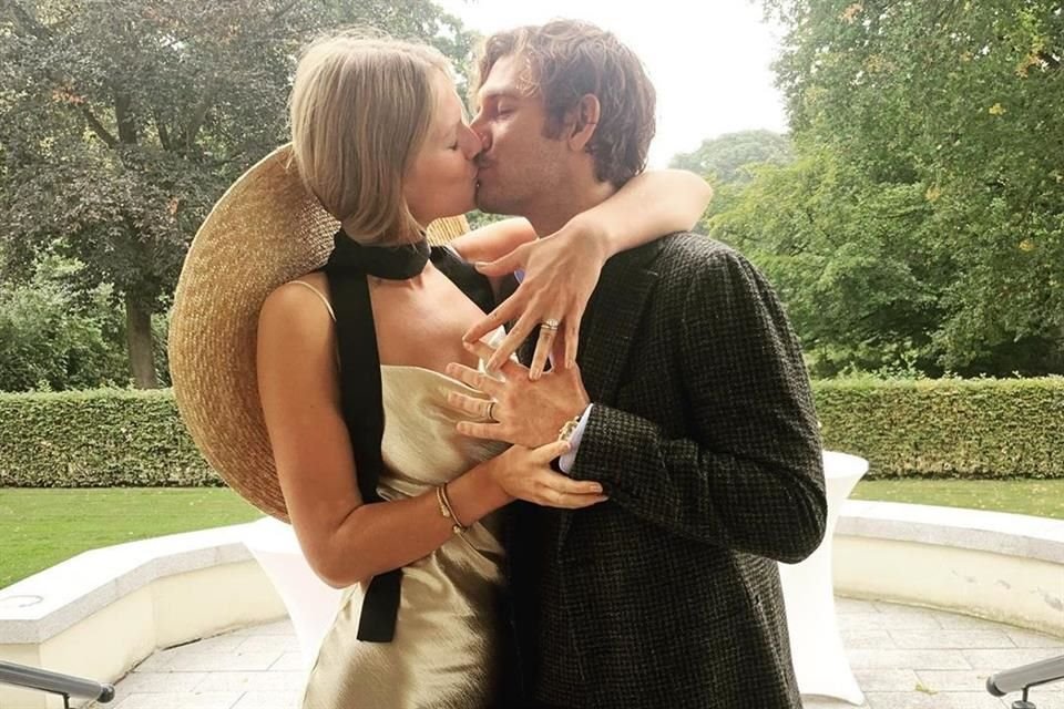 Toni Garrn y Alex Pettyfer celebraron sus nupcias este fin de semana, y compartieron esta imagen en la que presumieron sus anillos de bodas.