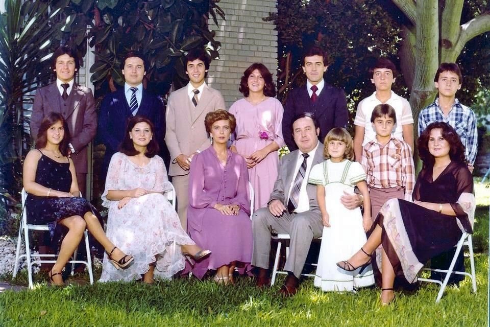 UNA GRAN FAMILIA Arriba, de izq. a der., Gabriel, Jorge (Q.E.P.D.), Alejandro, Laura, Eugenio, Juan Ignacio y Andrés. Abajo: Marcela, Mary, su esposa Amalia, don Jorge, Ana Cristina, David y Maya.
