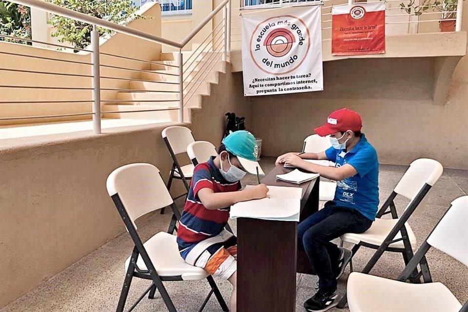 En casas particulares o negocios se han adaptado espacios para que alumnos sin acceso a internet puedan realizar sus tareas sin costo alguno.