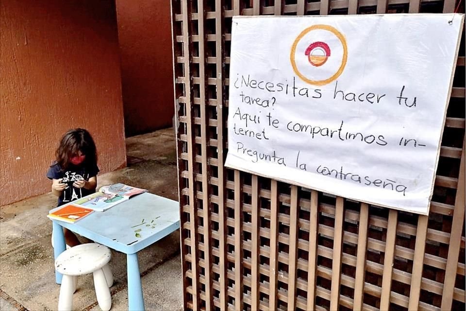 En casas particulares o negocios se han adaptado espacios para que alumnos sin acceso a internet puedan realizar sus tareas sin costo alguno.