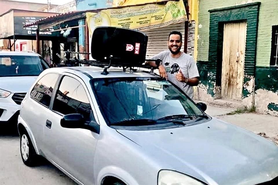 Gracias a una bocina y a su Chevy, el maestro Christian lleva sus lecciones a jóvenes de secundaria de de la zona rural de la Laguna.