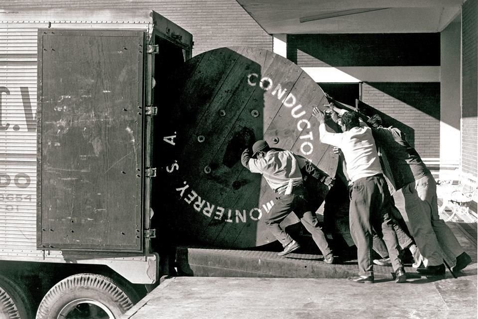 Carrete de cable embarcándose desde el almacén de la planta nueva de Conductores Monterrey en 1968.