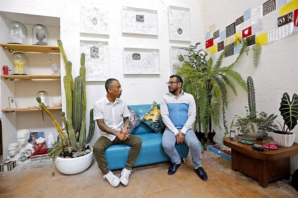 Fernando Osorno y Salvador Irys, dos de los fundadores del centro cultural Eucalipto 20, espacio abierto a la comunidad LGBT+.