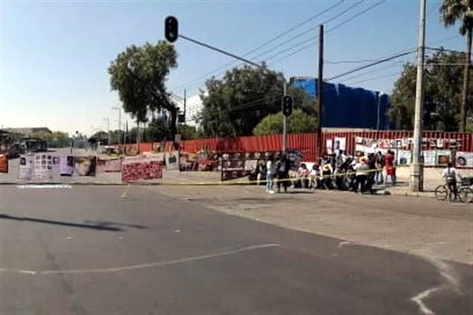 Ex braceros y familiares de desaparecidos bloquean algunos accesos de la Cámara de Diputados en protesta por la extinción de fideicomisos que discutirá hoy el Pleno.