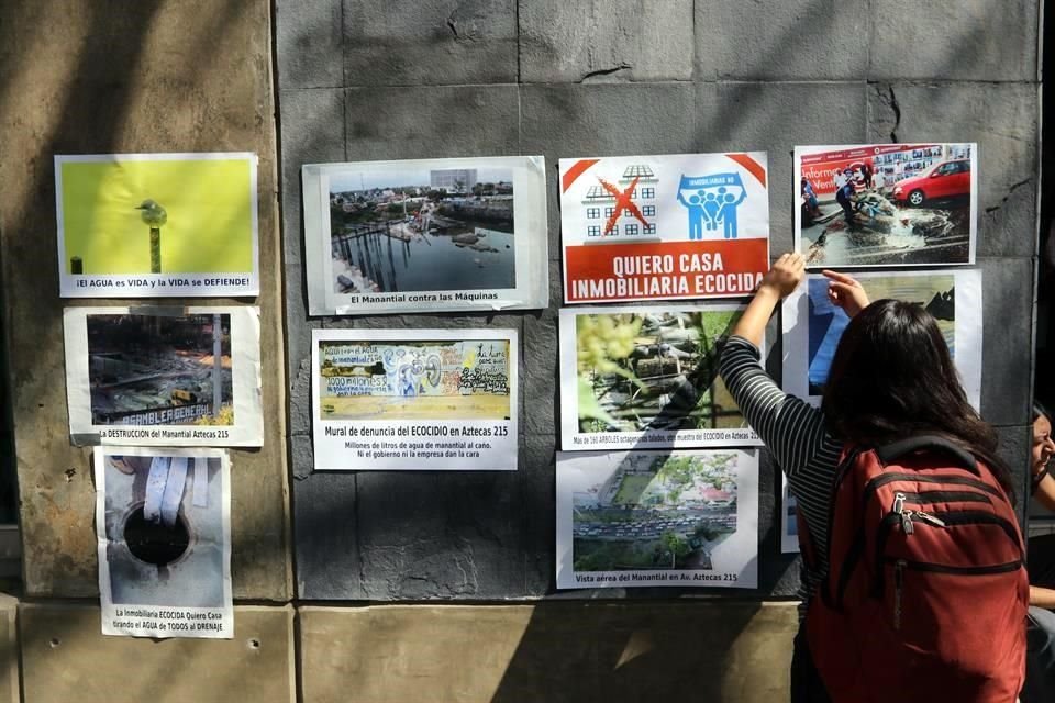 Integrantes de la Coordinadora de pueblos, barrios y colonias contra la corrupción inmobiliaria durante una protesta en la PAOT, el 21 de noviembre de 2018.