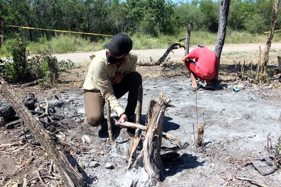 Personal de la dirección municipal de Protección Civil todavía recolectó las últimas muestras de los restos que dejó el paso del meteorito por el ejido y que enviarán a la UNAM para ser analizadas.