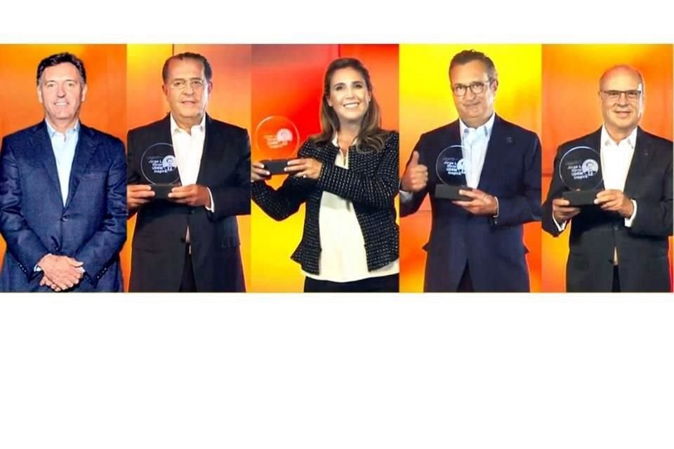 Juan Ignacio, Eugenio y Ana Cristina Garza Herrera, hijos de Jorge L. Garza; Álvaro Fernández, presidente del Consejo UDEM, y Mario Páez, rector.