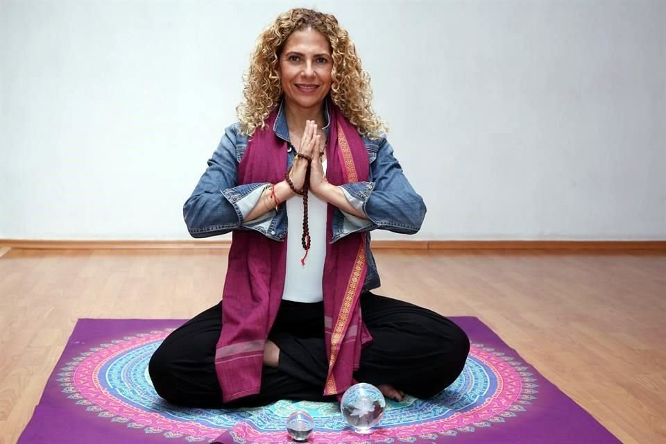 La maestra de yoga y meditación, Beatriz López, define la energía femenina como el acercamiento a la intuición y sabiduría interna.
