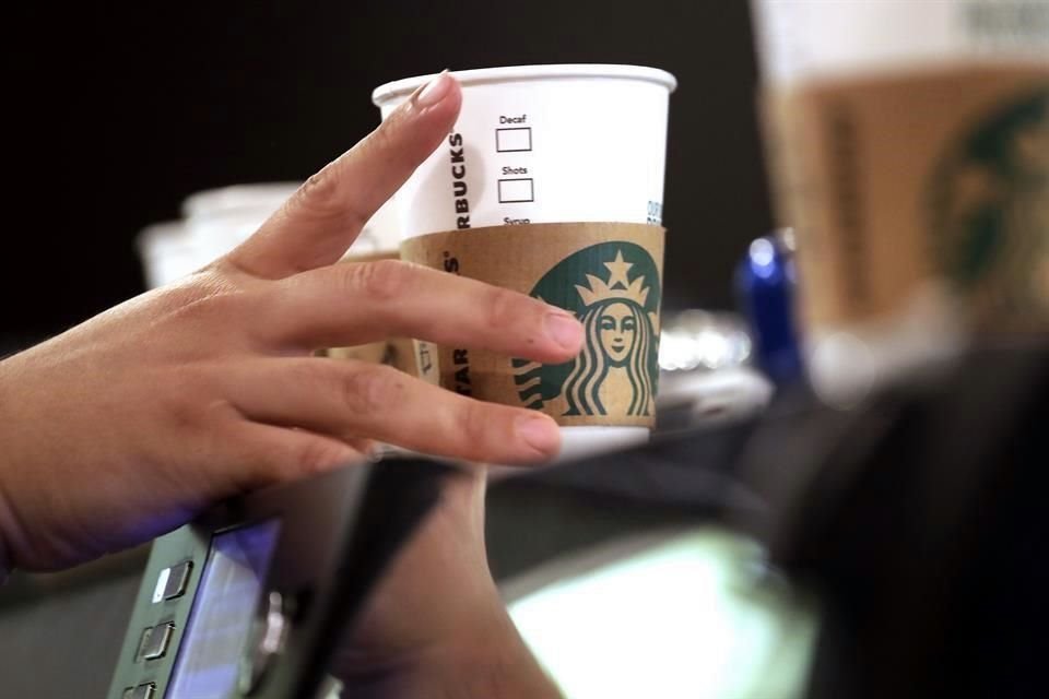 La mayoría de los pagos a Café Sirena se realizaron con tarjeta de crédito, aunque hubo algunos en efectivo o tarjeta de débito; estos gastos, cubiertos con recursos del Fondo Revolvente.